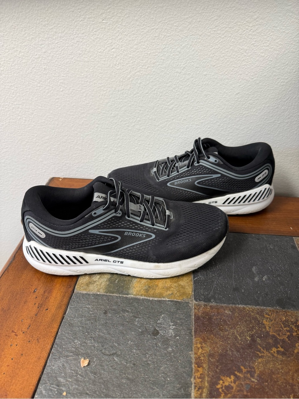Women’s Brooks Ariel (size 10)